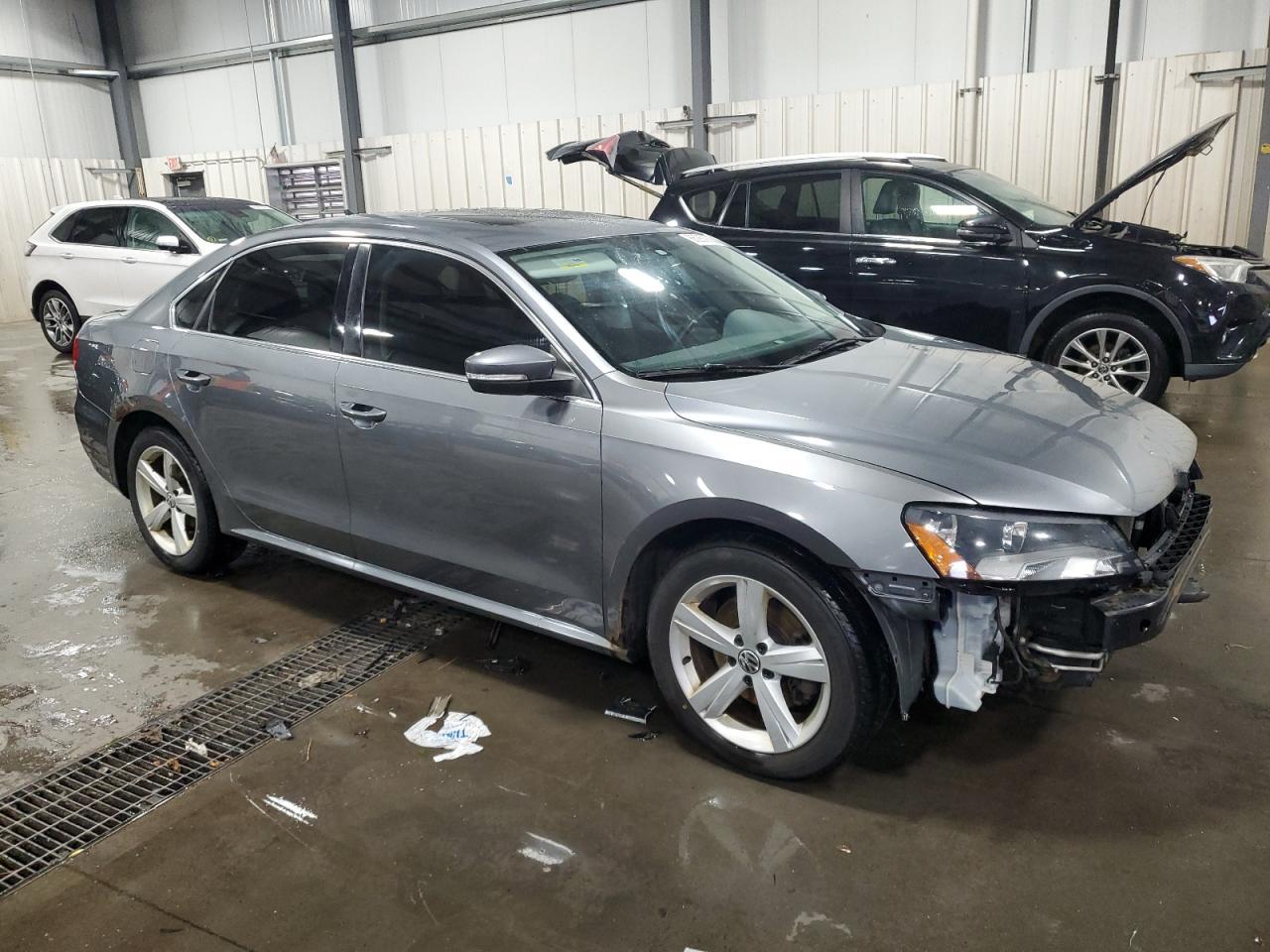 2013 VOLKSWAGEN Passat