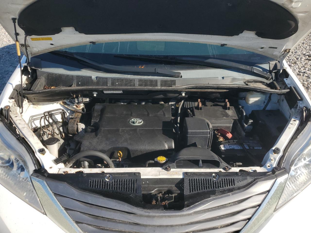 2011 TOYOTA SIENNA
