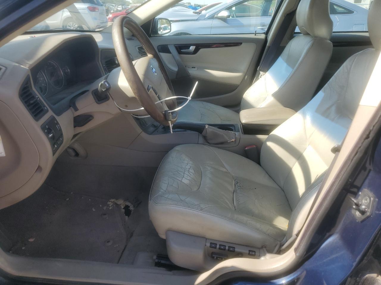 2004 VOLVO V70