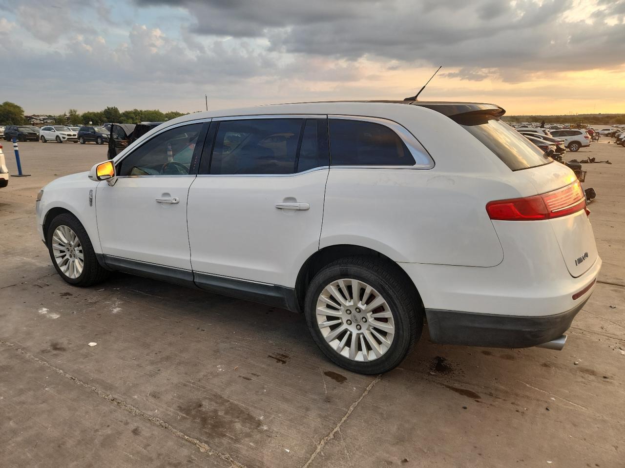 2011 LINCOLN MKT