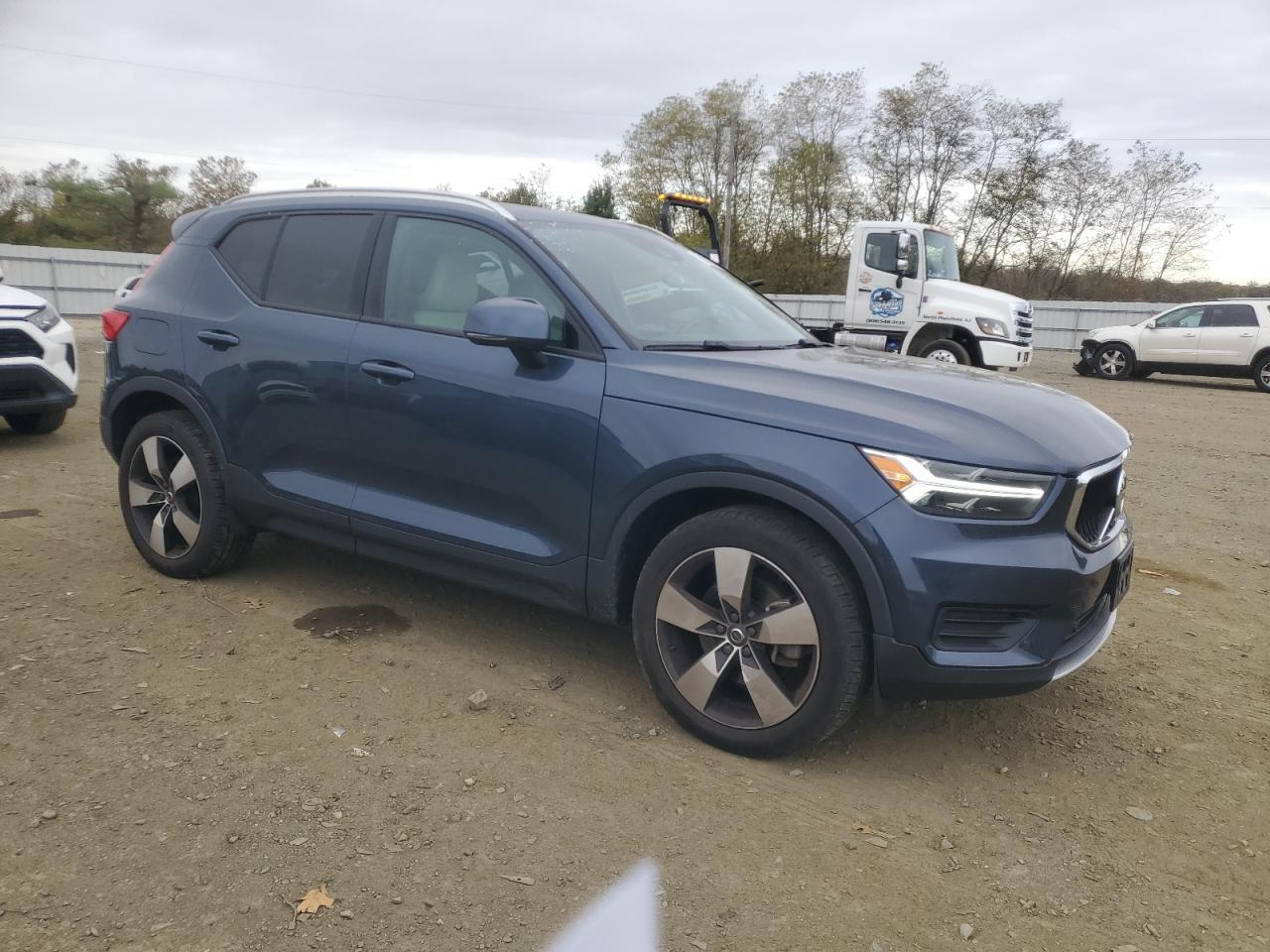 2022 VOLVO XC40