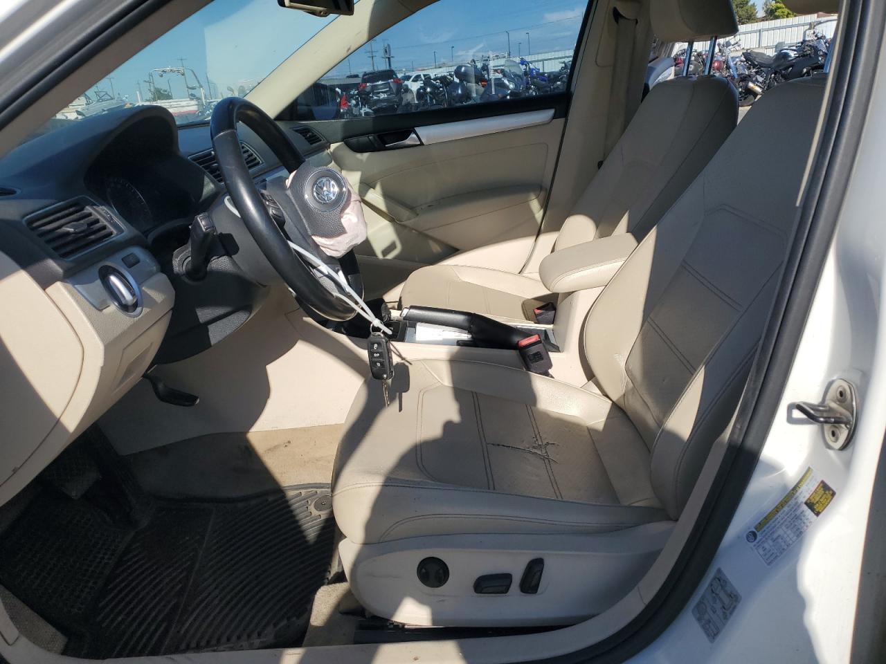 2012 VOLKSWAGEN Passat