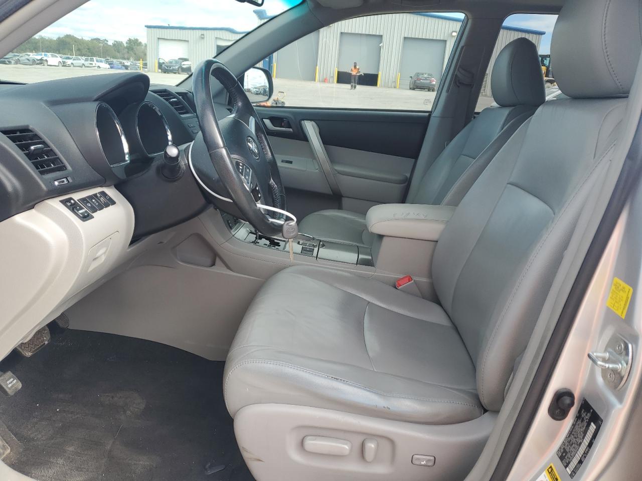 2011 TOYOTA HIGHLANDER