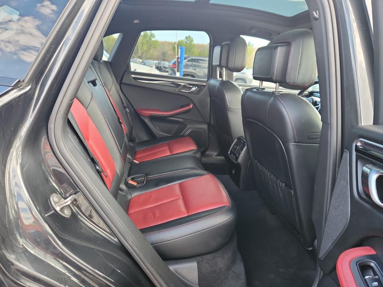 2017 PORSCHE Macan