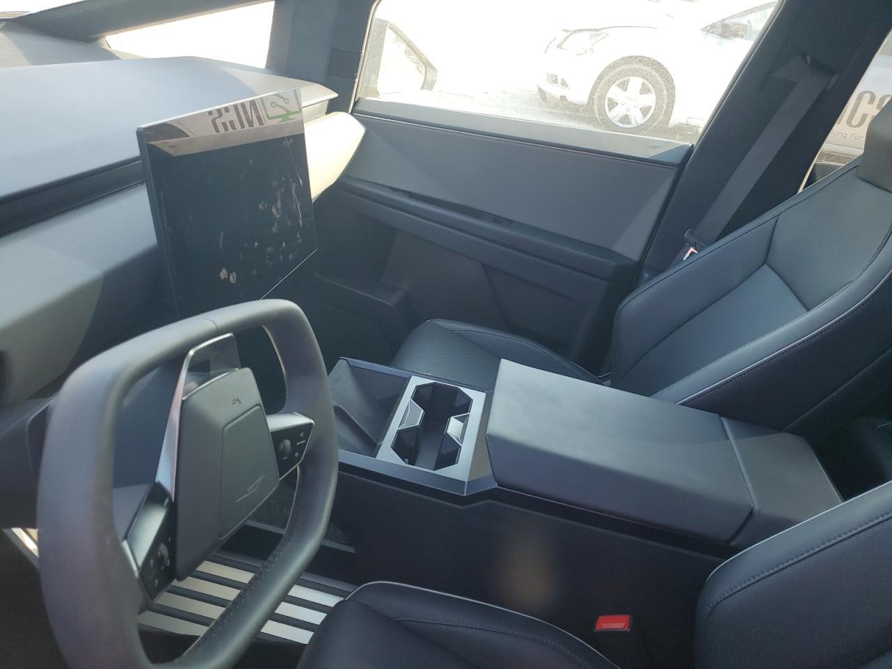 2024 TESLA Cybertruck