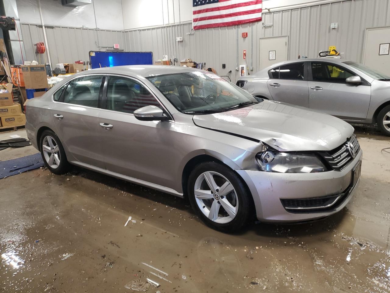 2012 VOLKSWAGEN Passat