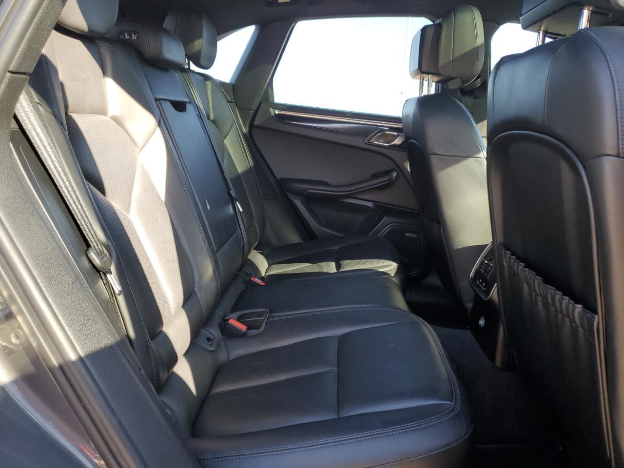 2016 PORSCHE Macan