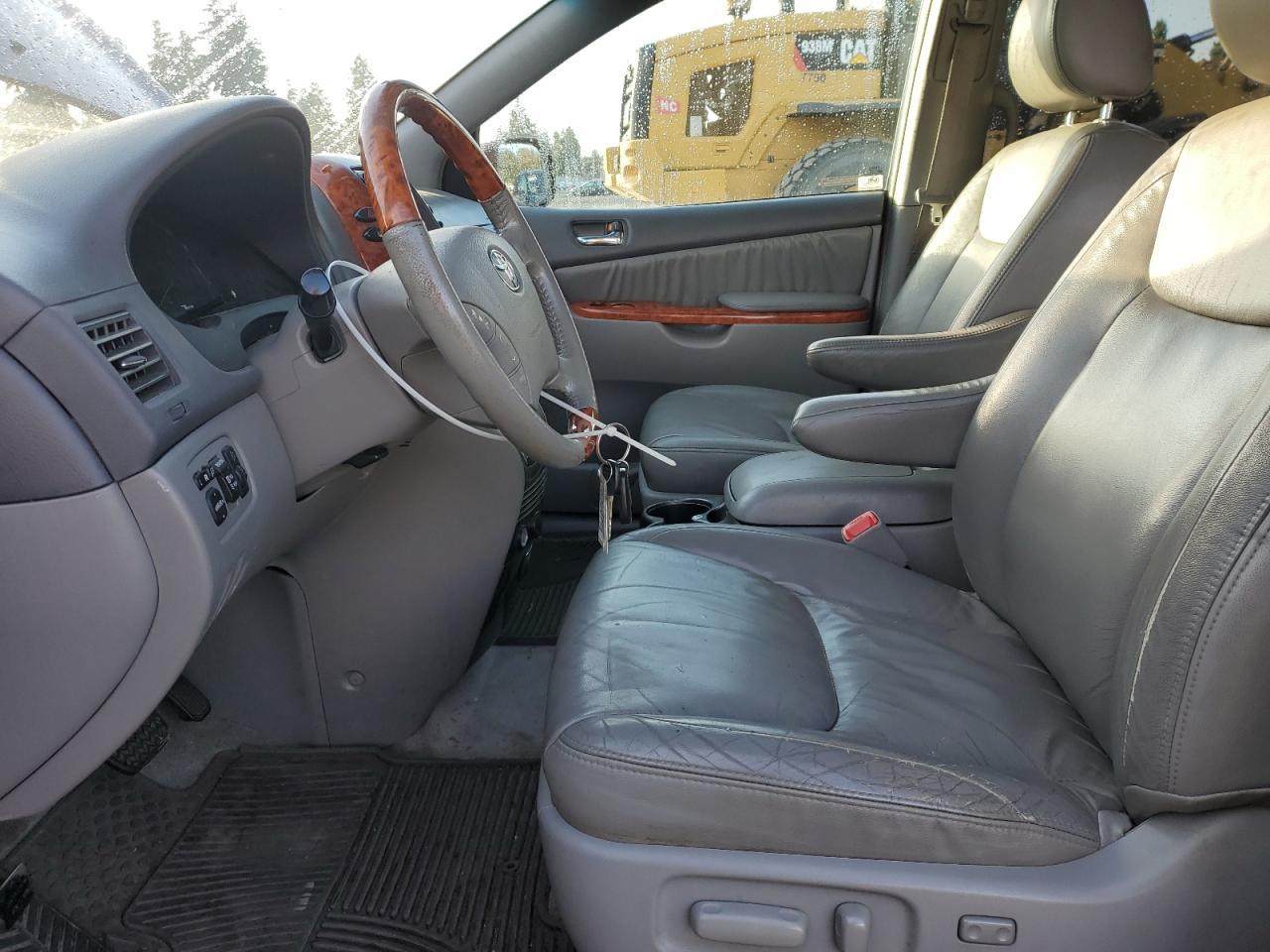 2010 TOYOTA SIENNA