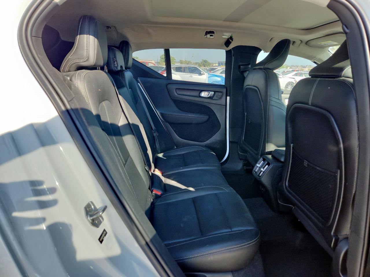 2021 VOLVO XC40