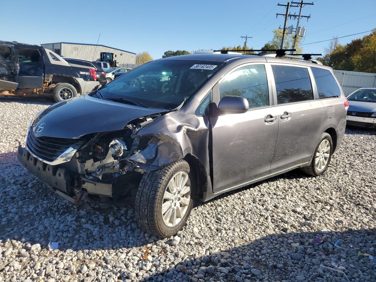 2011 TOYOTA SIENNA