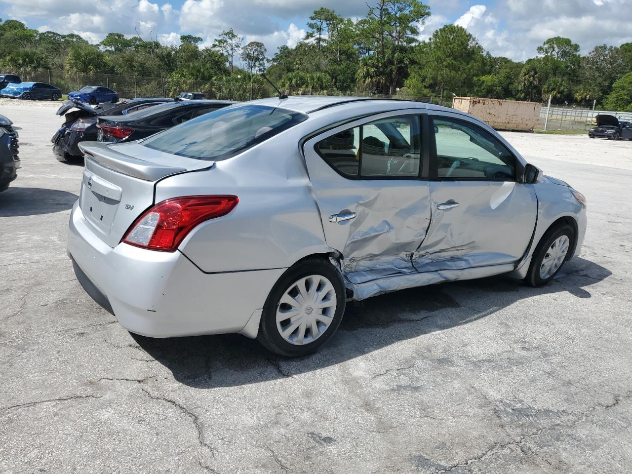 2017 NISSAN VERSA
