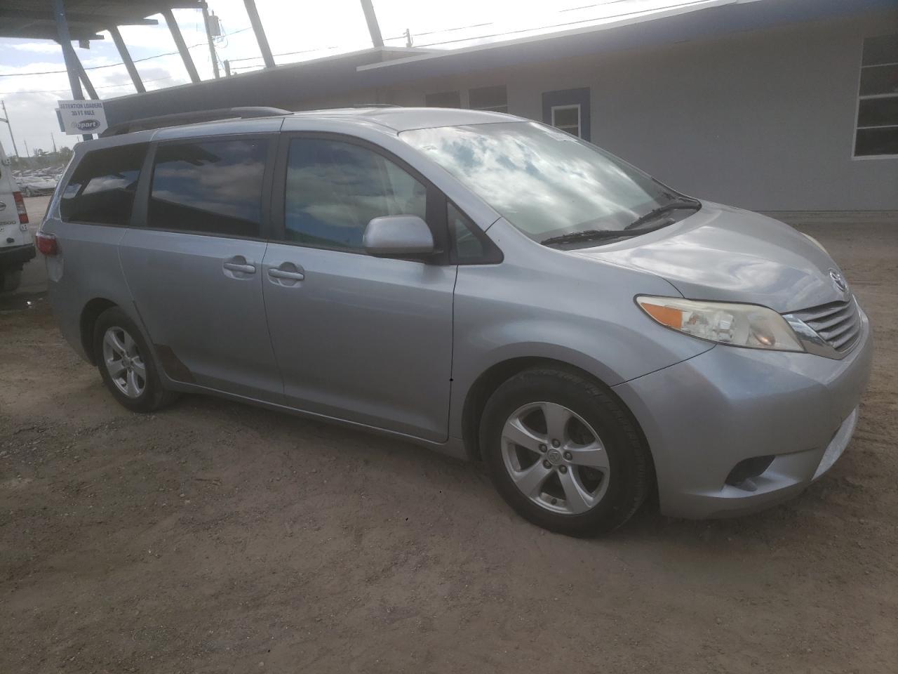 2016 TOYOTA SIENNA