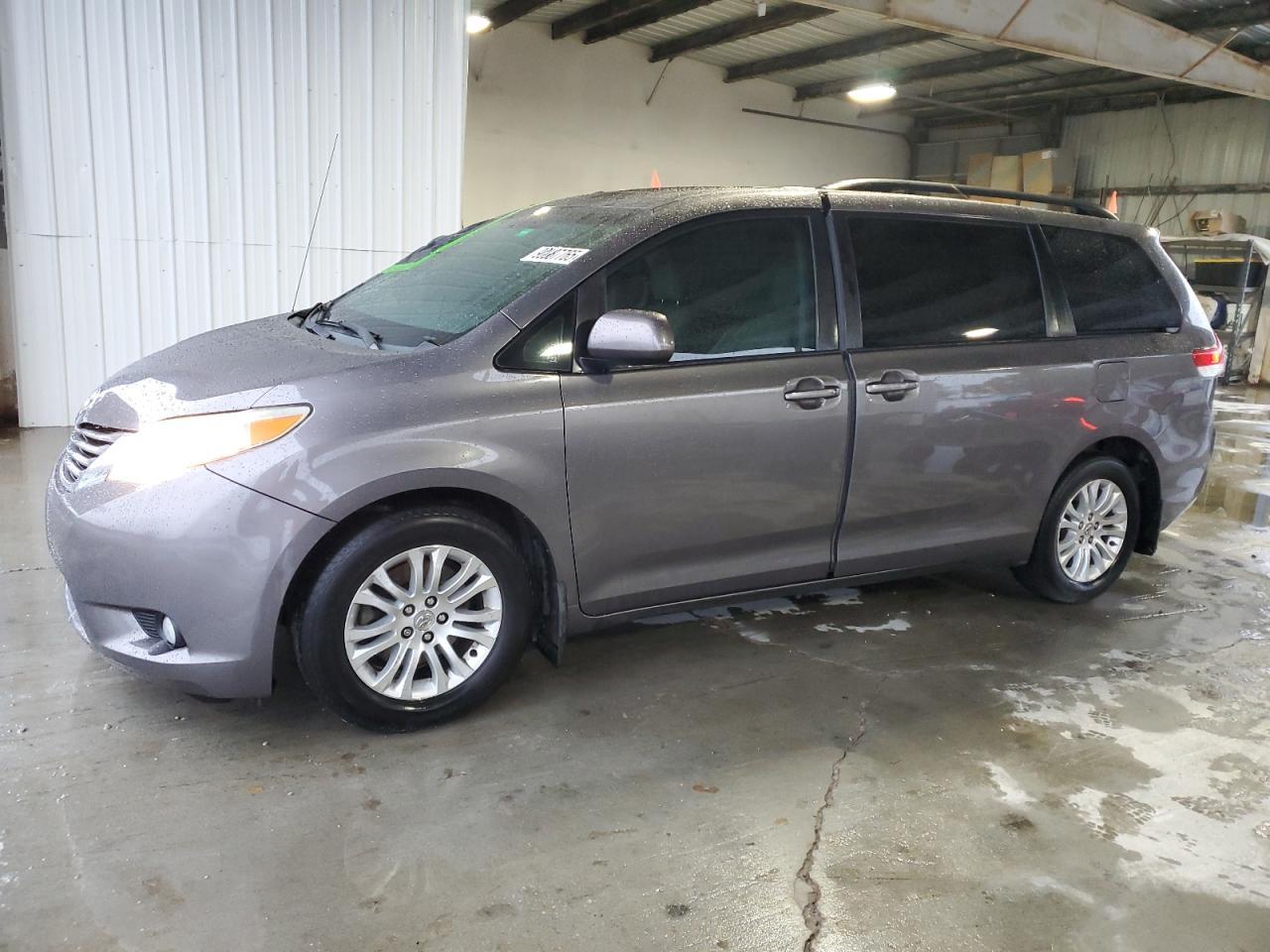 2014 TOYOTA SIENNA