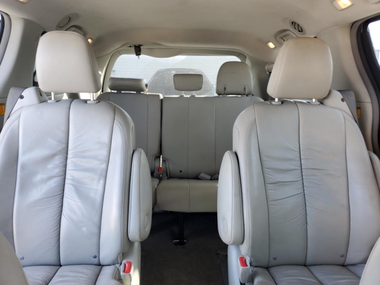 2011 TOYOTA SIENNA