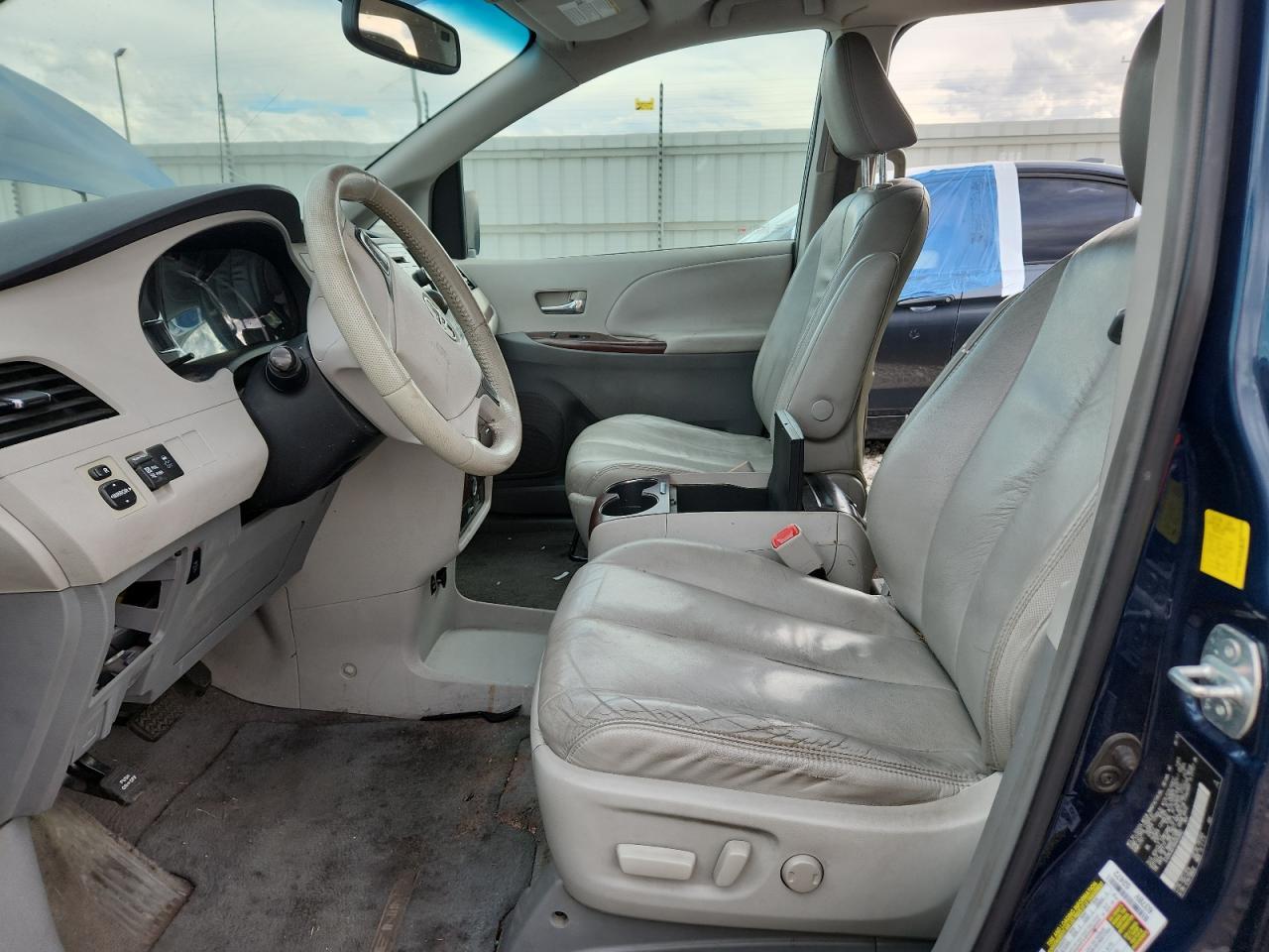2011 TOYOTA SIENNA