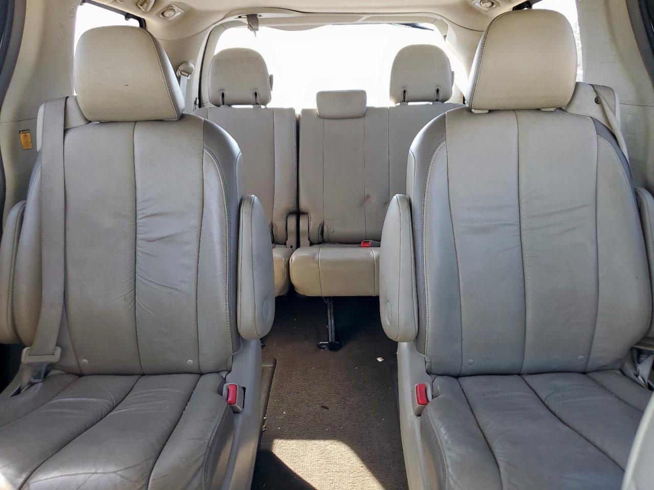 2011 TOYOTA SIENNA