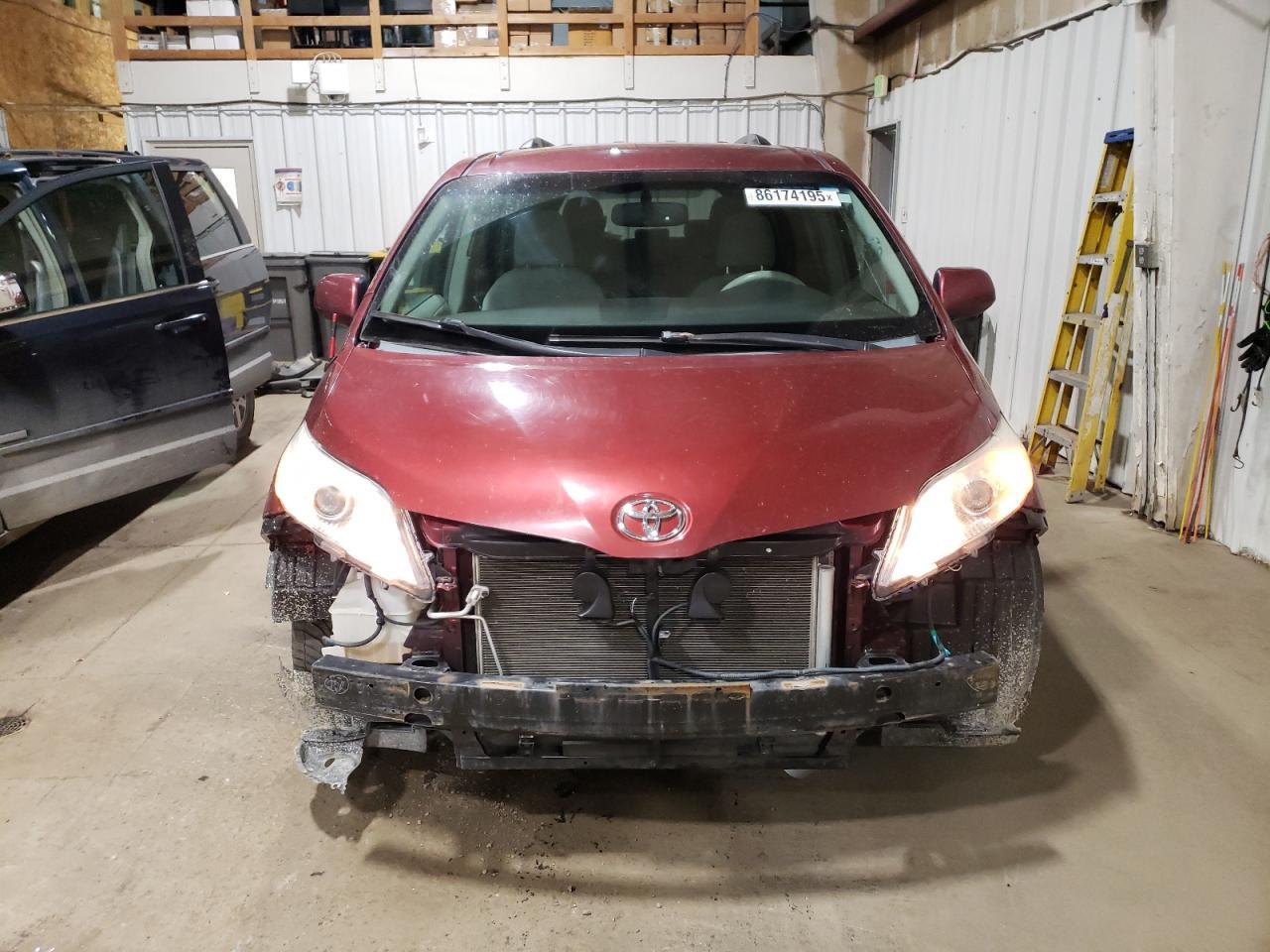 2011 TOYOTA SIENNA