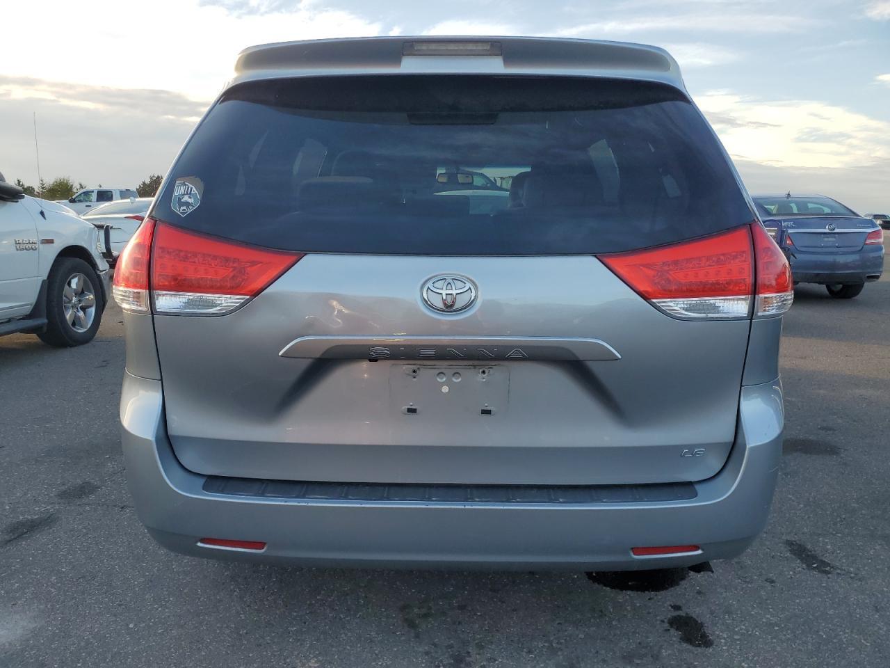 2011 TOYOTA SIENNA