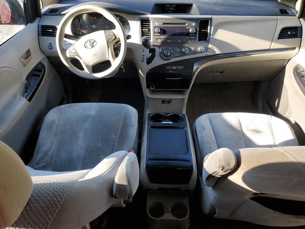 2011 TOYOTA SIENNA