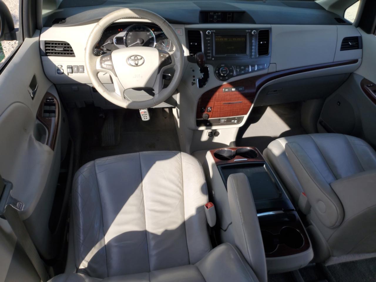 2011 TOYOTA SIENNA