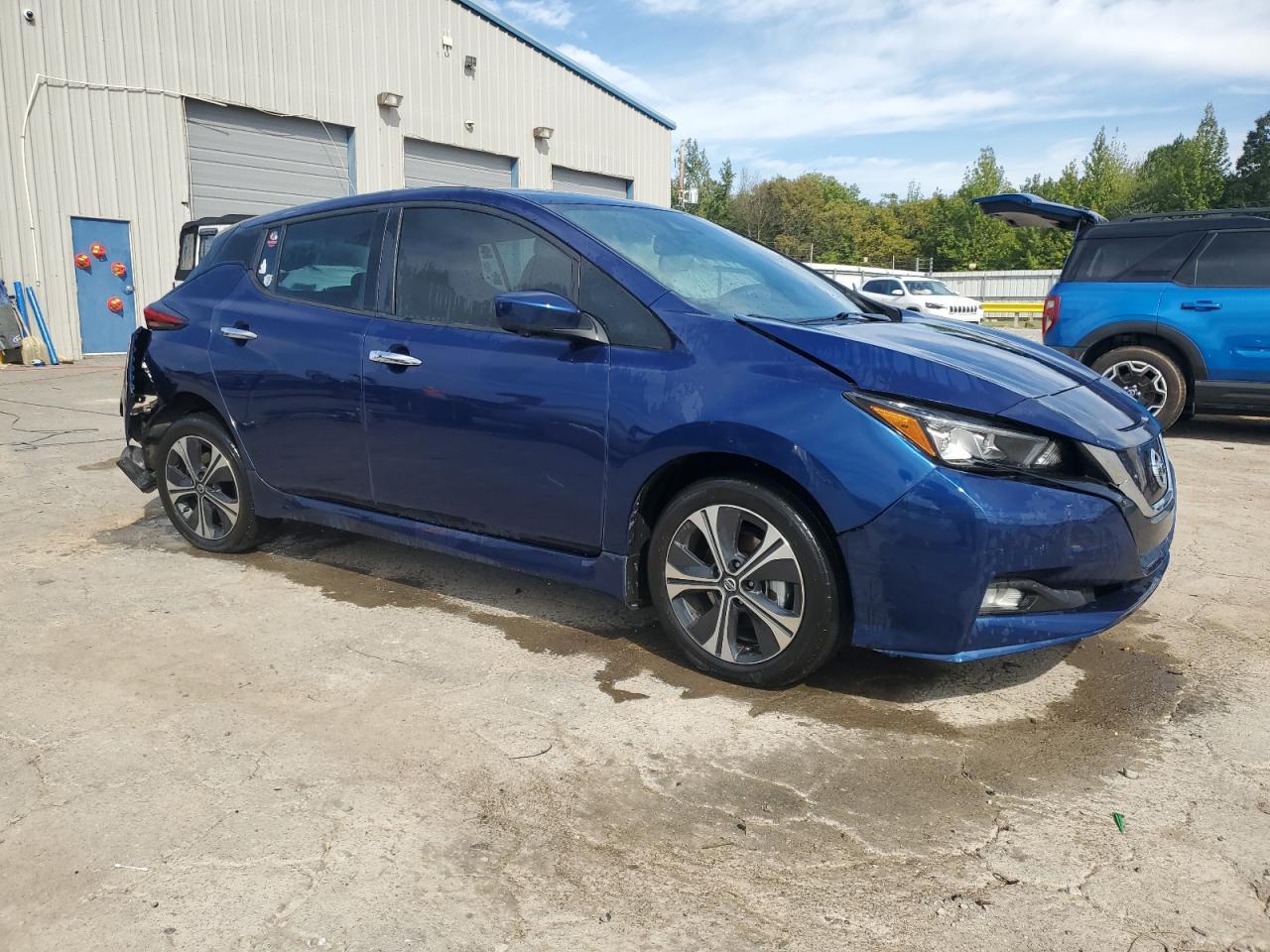 2022 NISSAN LEAF