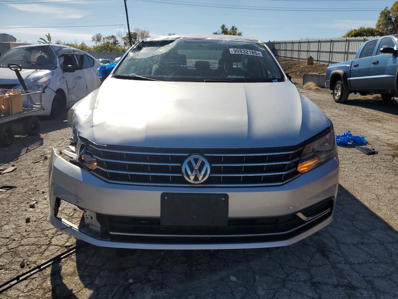 2018 VOLKSWAGEN Passat