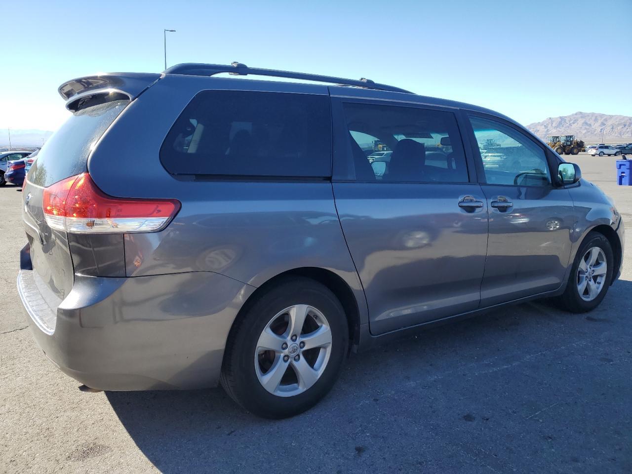 2011 TOYOTA SIENNA