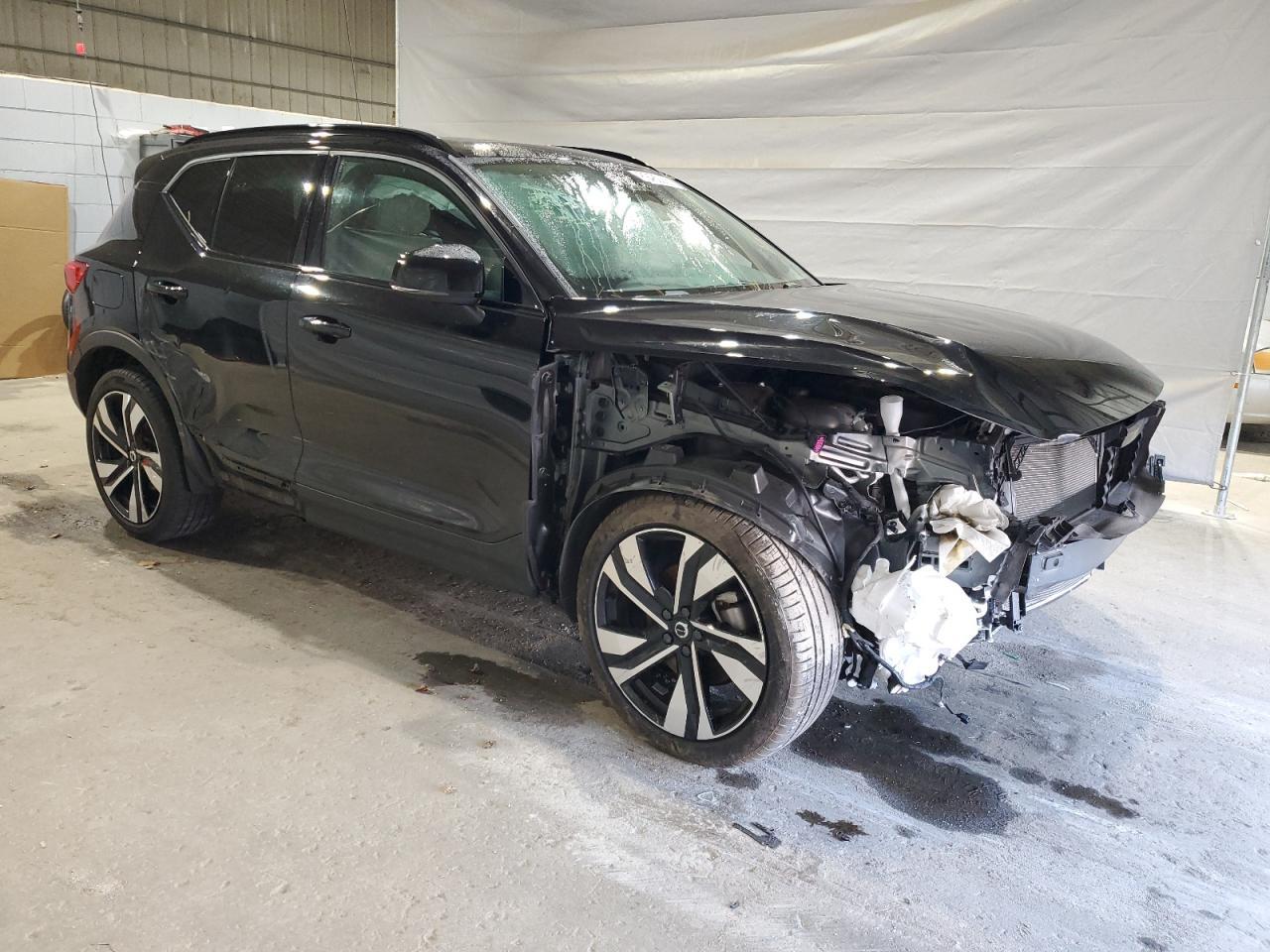 2025 VOLVO XC40