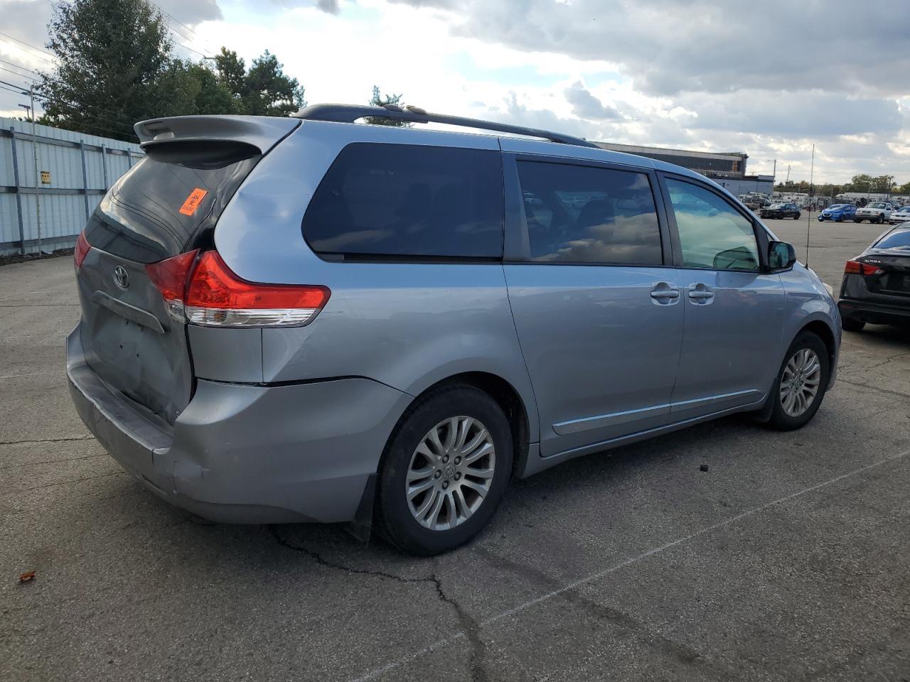 2011 TOYOTA SIENNA