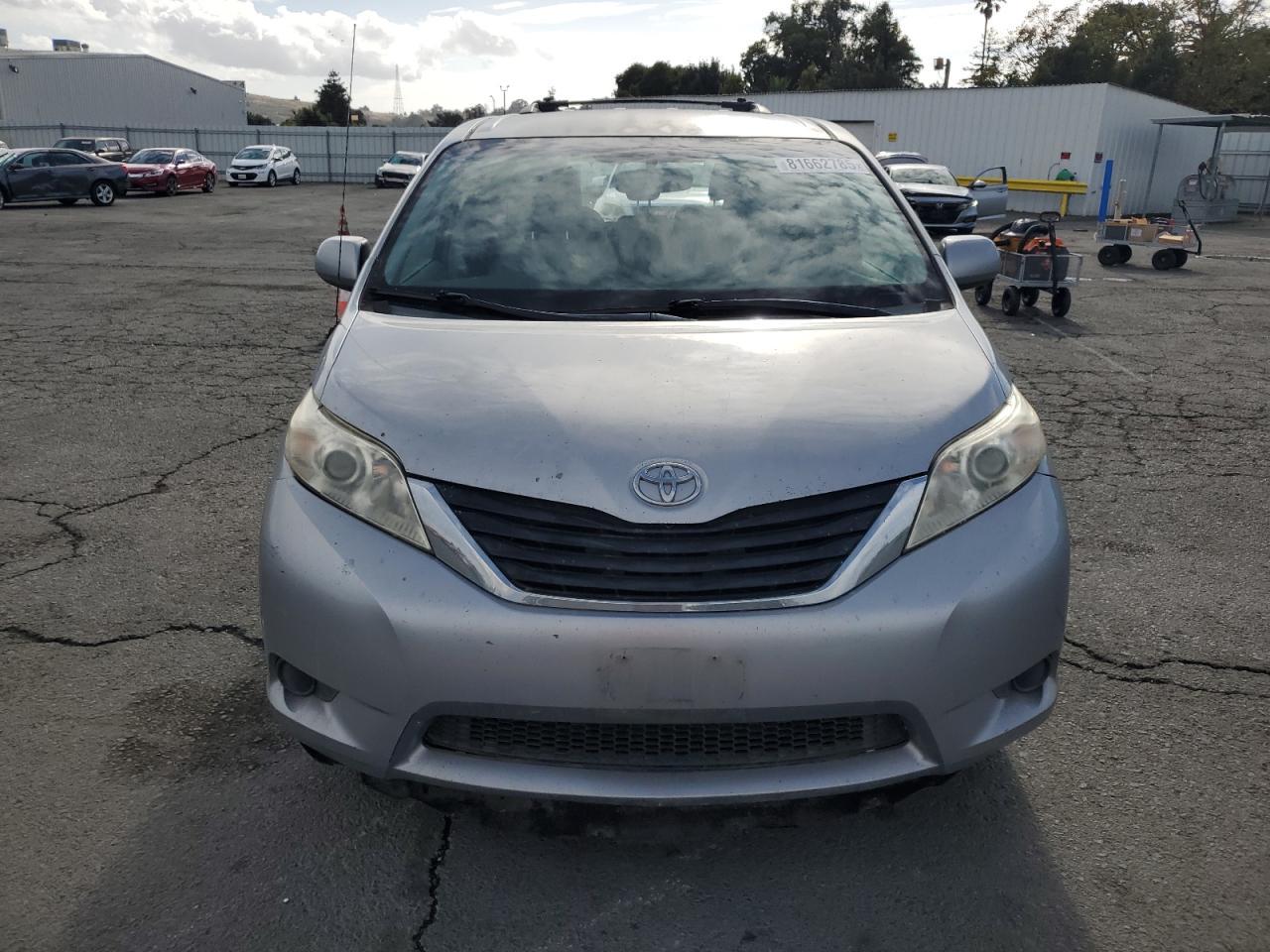 2012 TOYOTA SIENNA