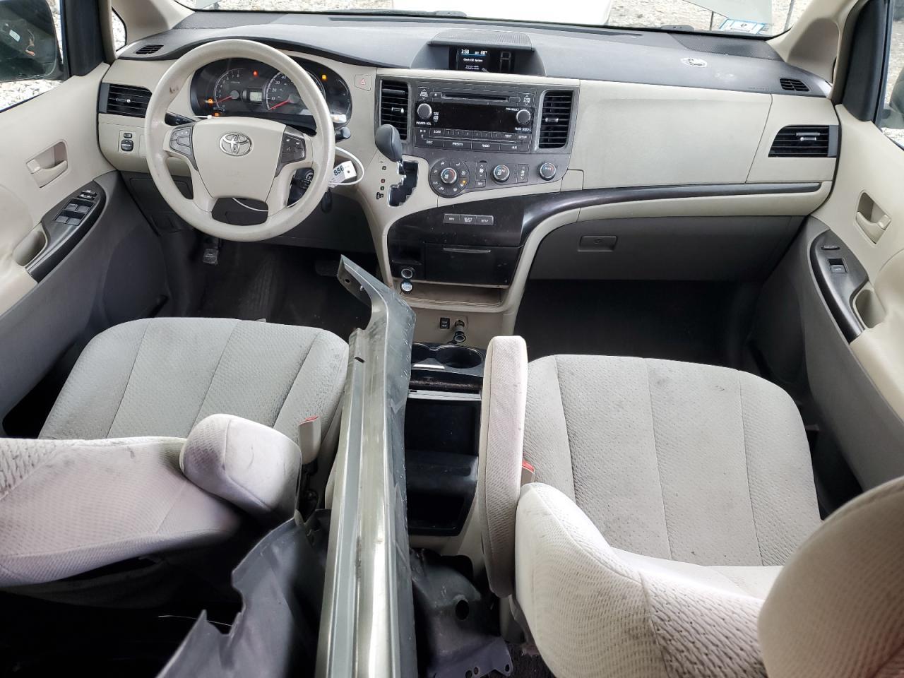 2011 TOYOTA SIENNA