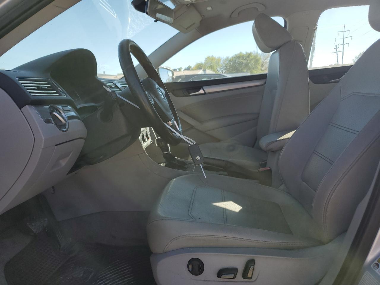 2015 VOLKSWAGEN Passat