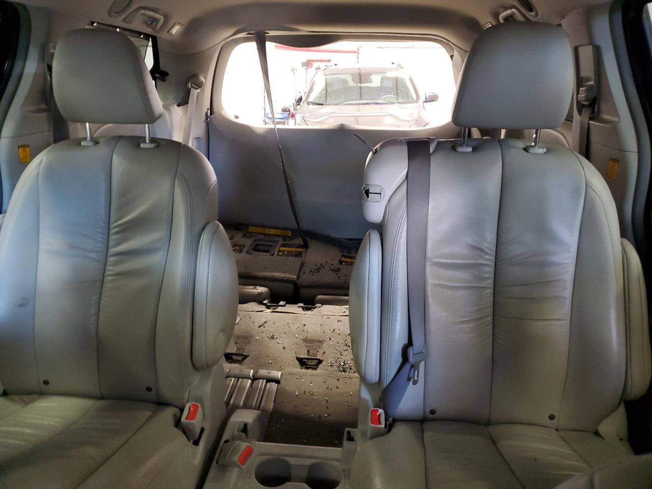2011 TOYOTA SIENNA