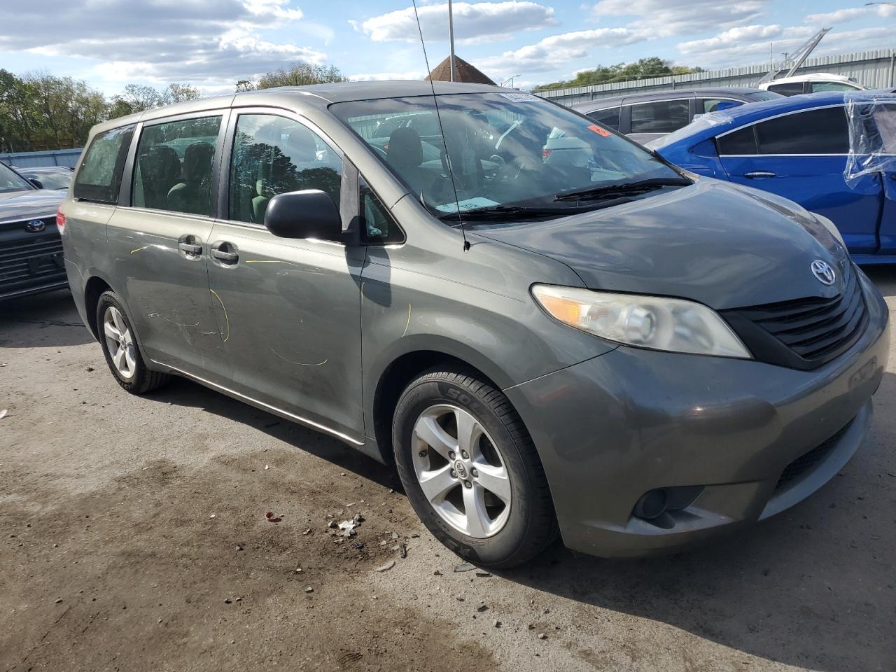 2011 TOYOTA SIENNA