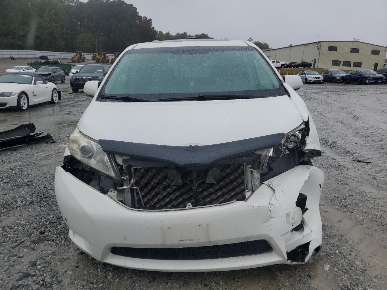 2011 TOYOTA SIENNA