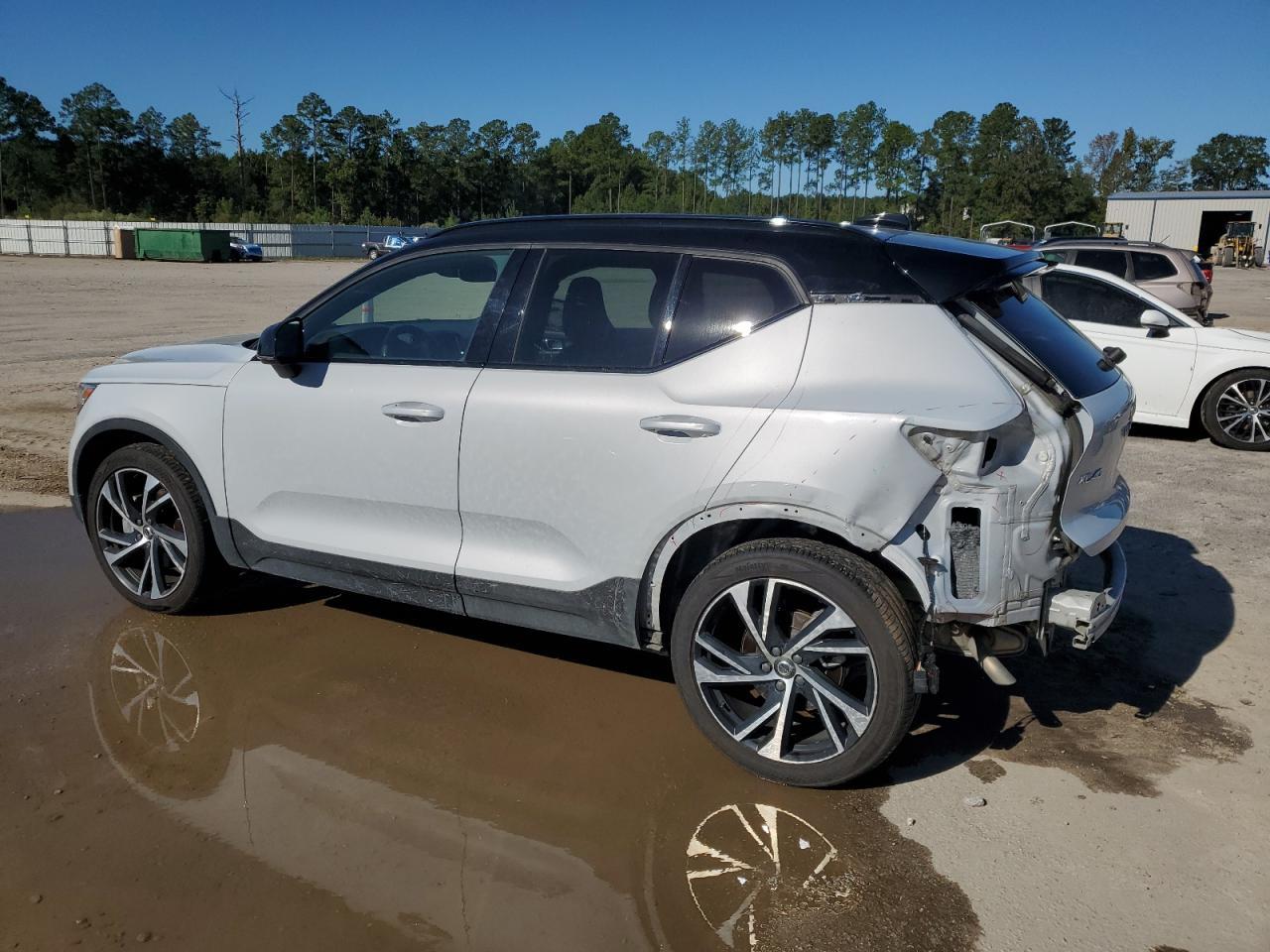 2022 VOLVO XC40