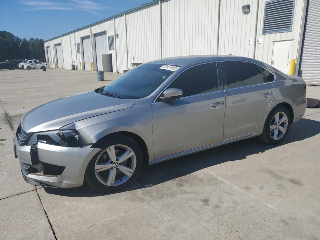 2013 VOLKSWAGEN Passat