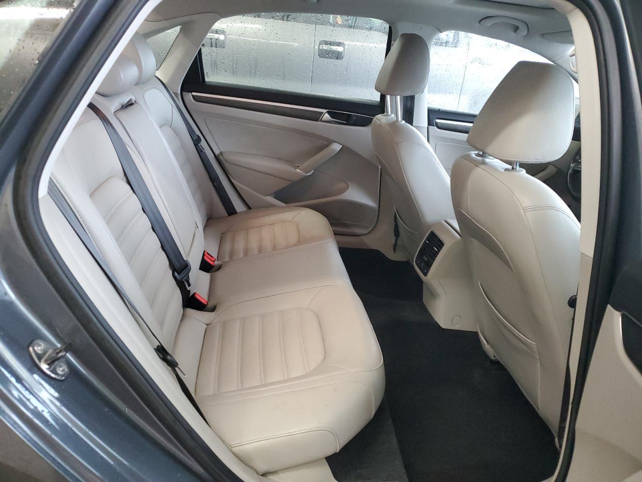 2017 VOLKSWAGEN Passat