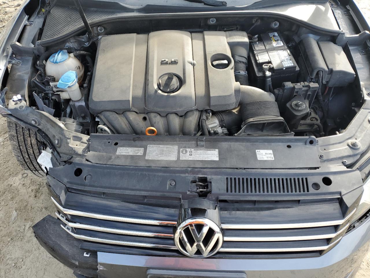 2013 VOLKSWAGEN Passat