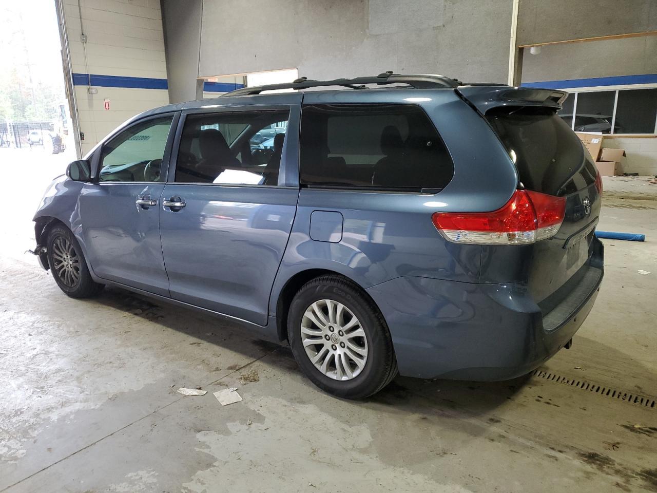 2013 TOYOTA SIENNA