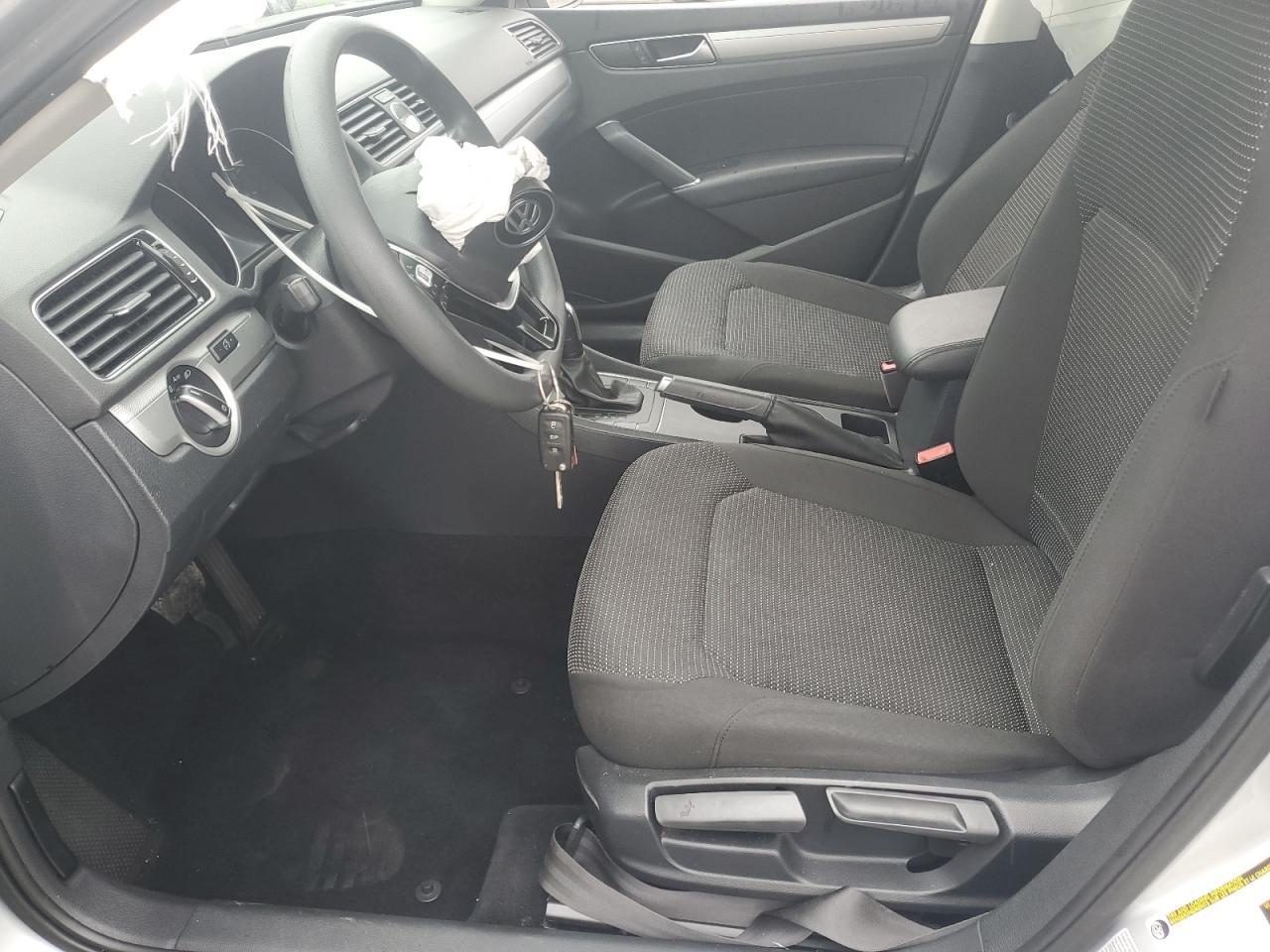 2017 VOLKSWAGEN Passat