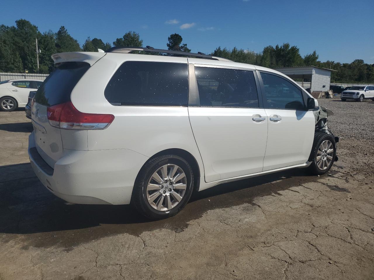 2011 TOYOTA SIENNA