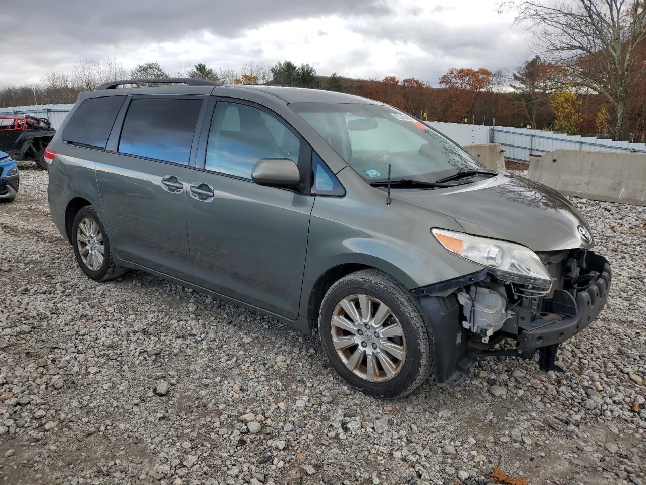 2011 TOYOTA SIENNA