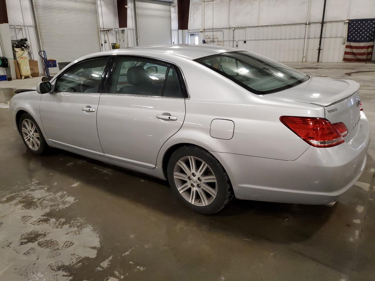 2005 TOYOTA Avalon