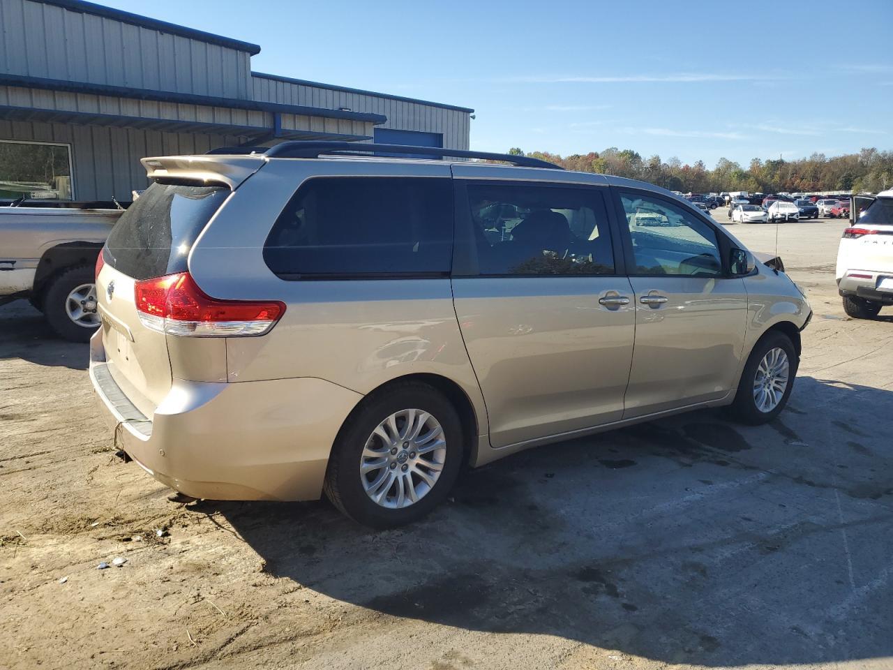 2014 TOYOTA SIENNA