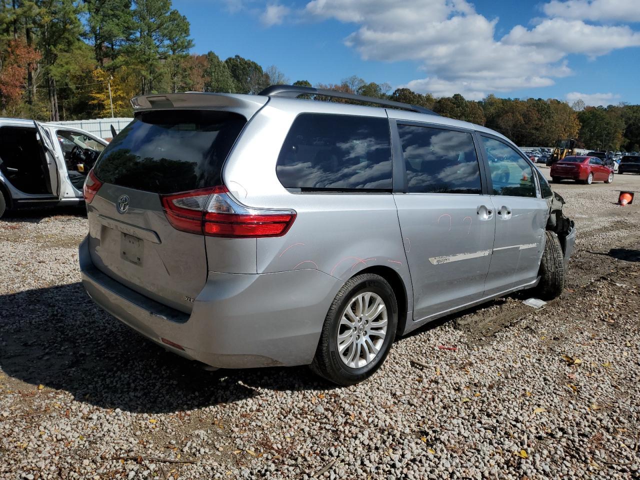 2017 TOYOTA SIENNA