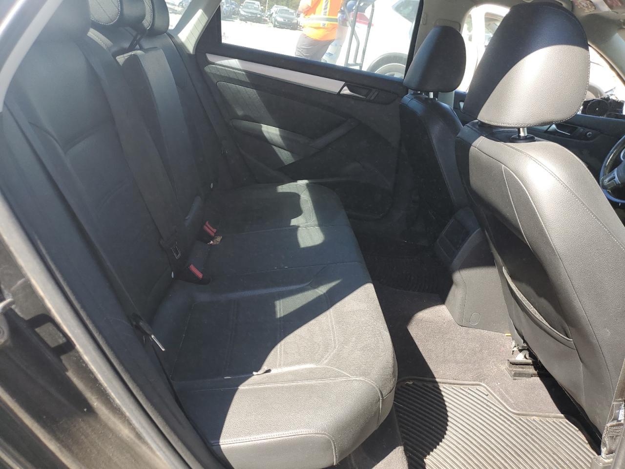 2012 VOLKSWAGEN Passat
