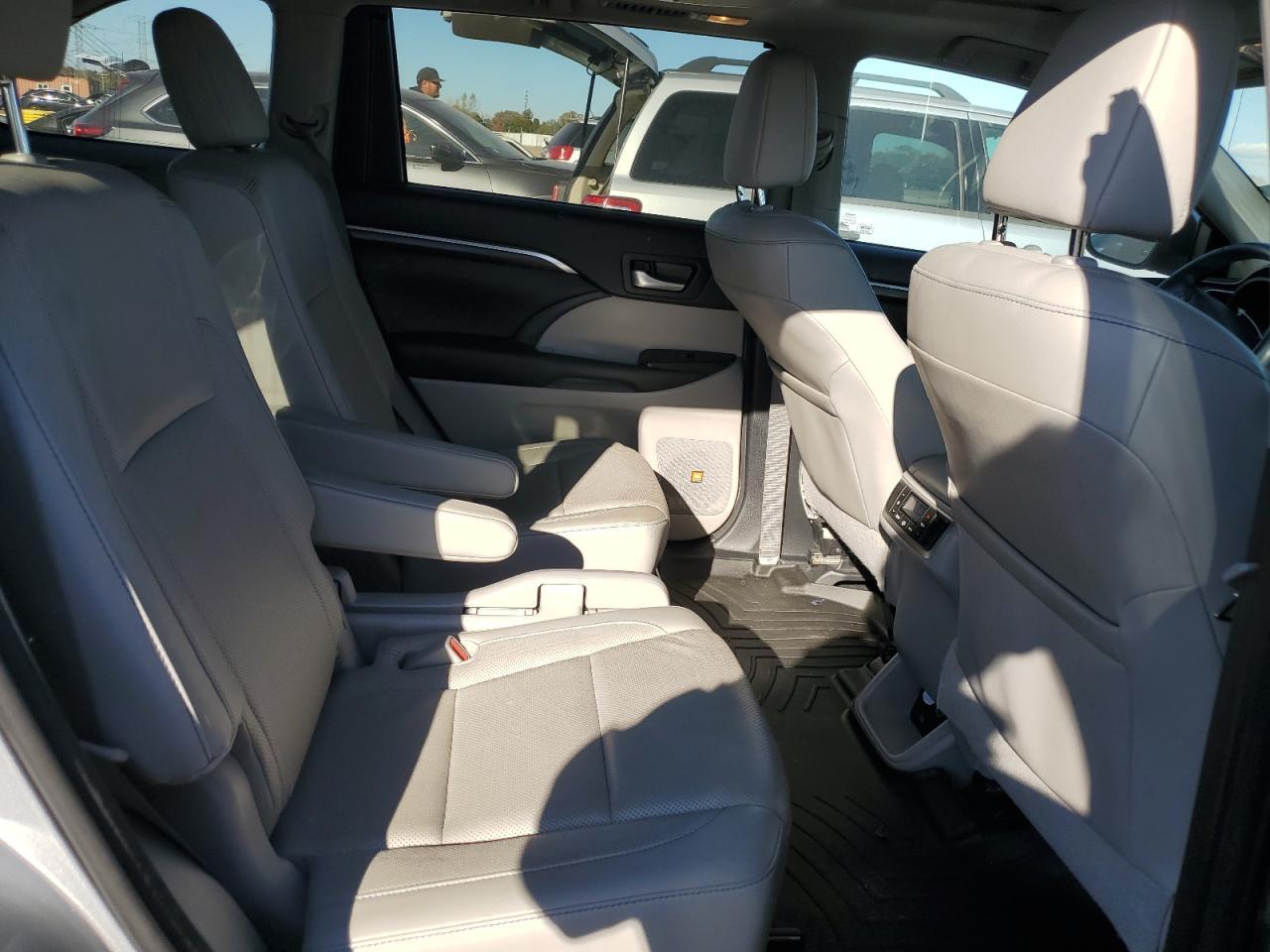 2016 TOYOTA HIGHLANDER