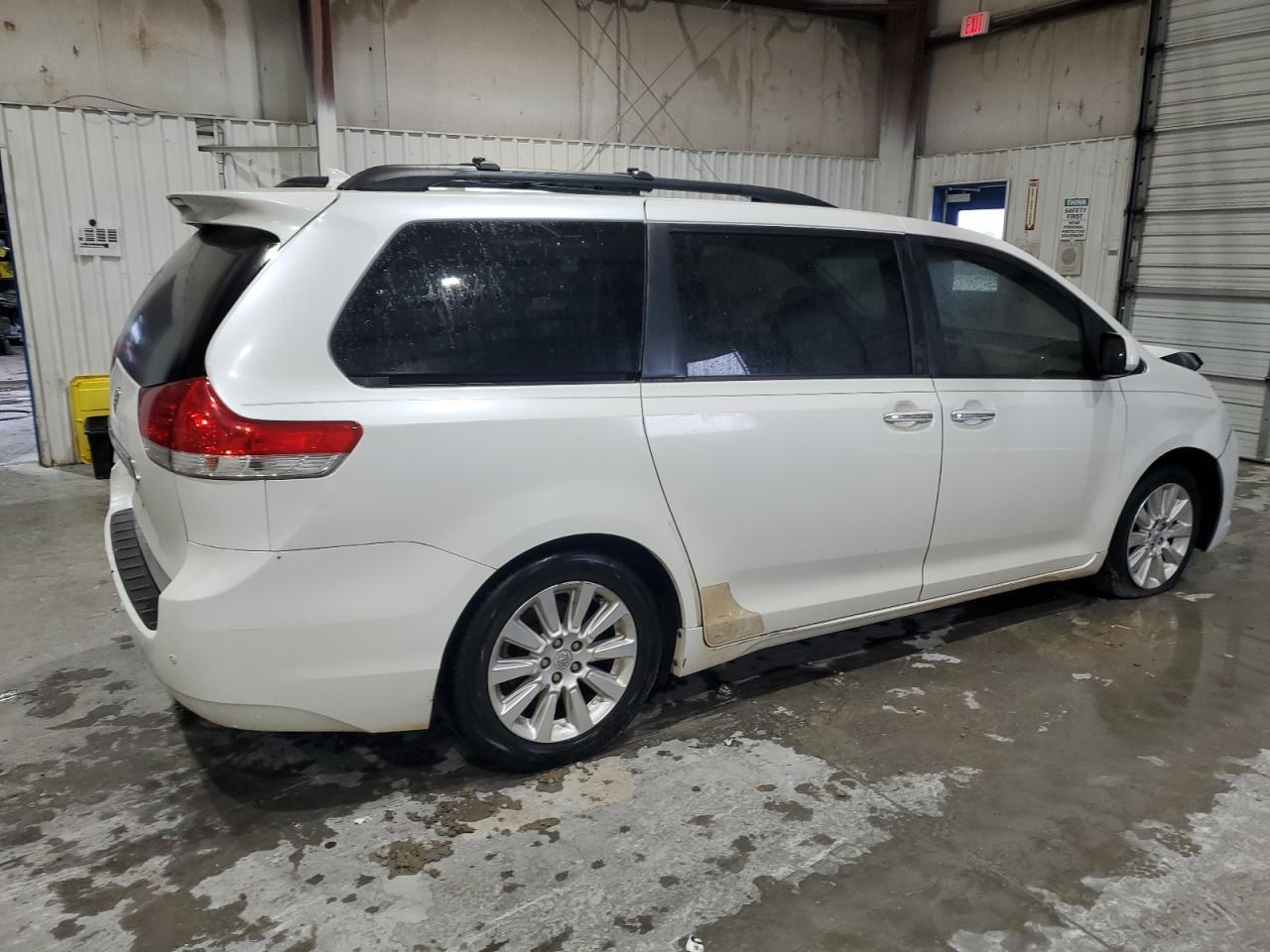 2011 TOYOTA SIENNA