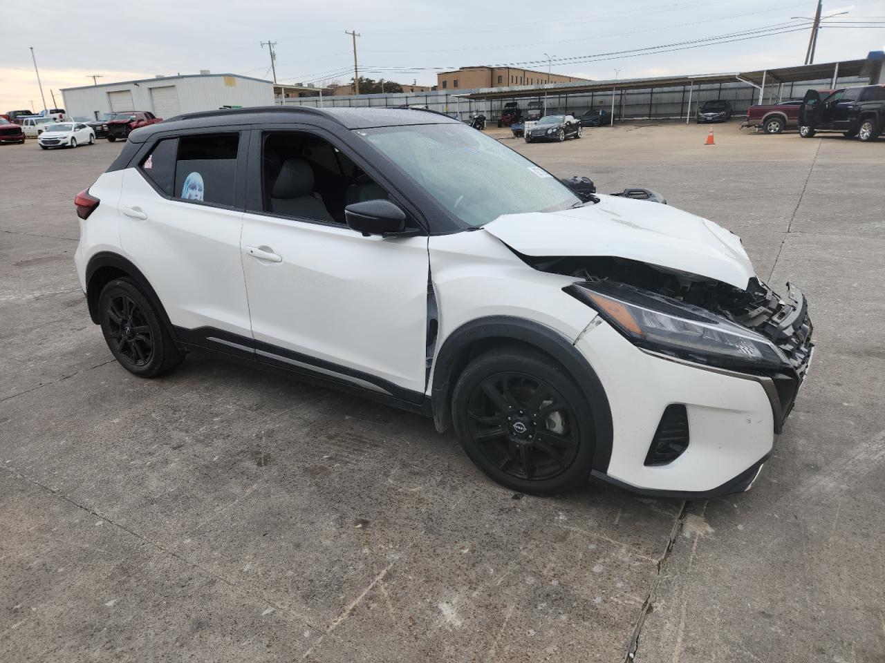 2023 NISSAN KICKS